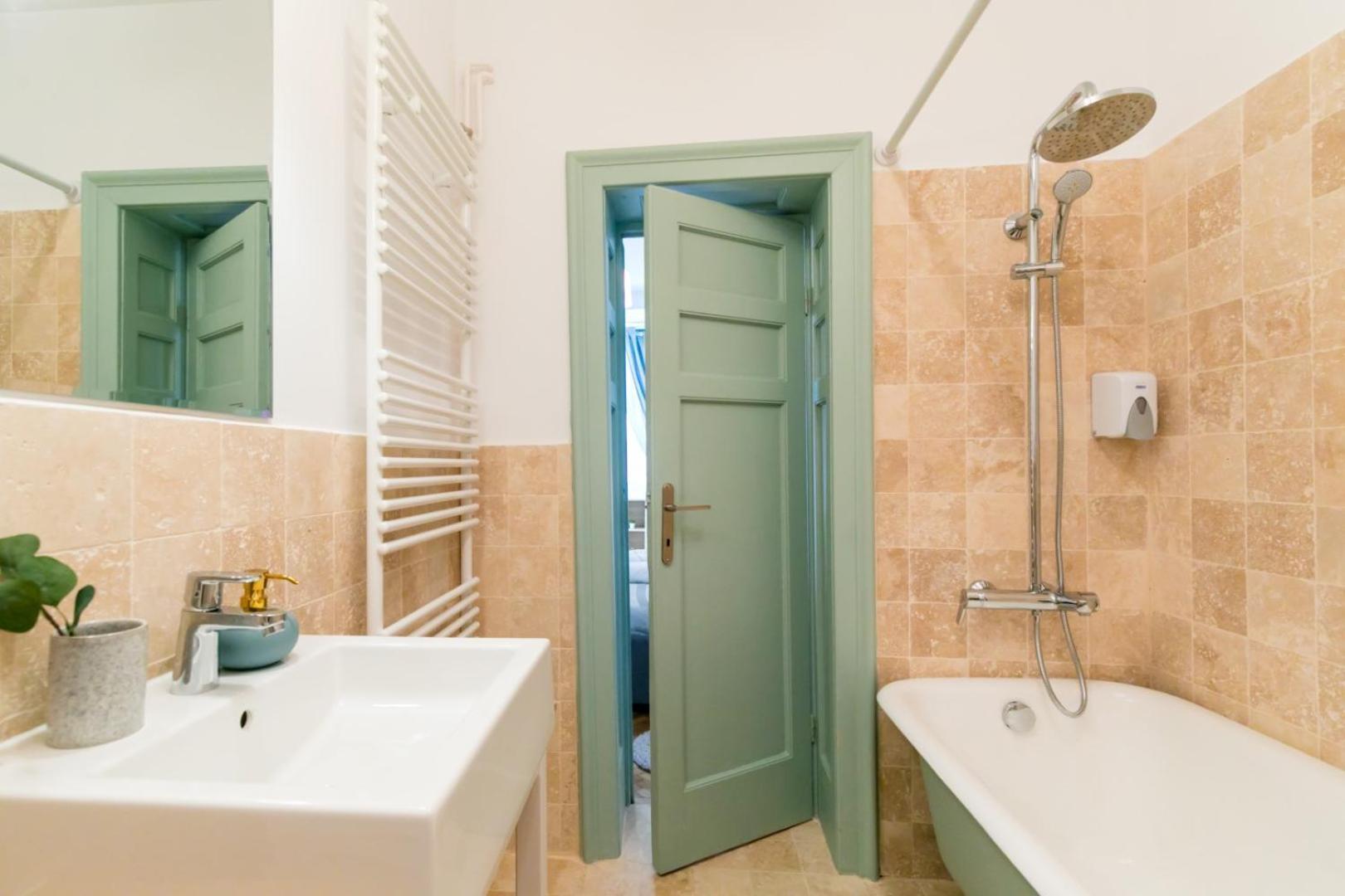 Heart Of The City - Cozy In Prime Location Apartment