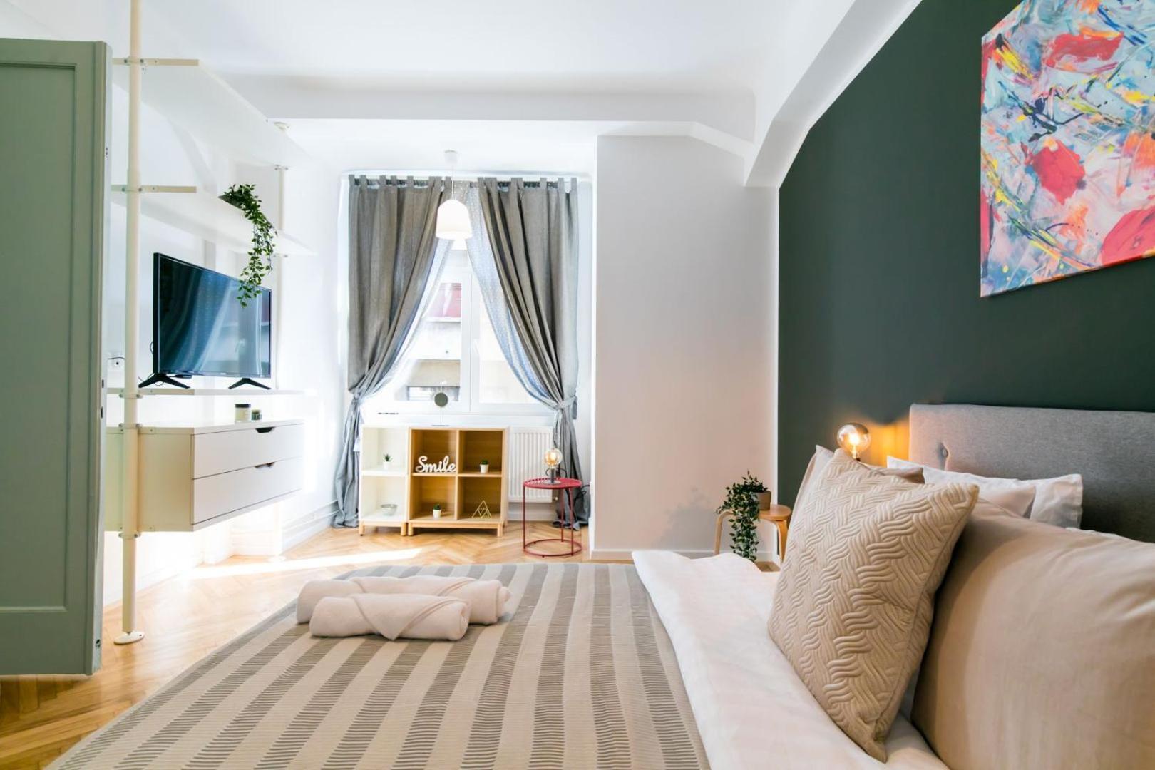 Heart Of The City - Cozy In Prime Location Apartment